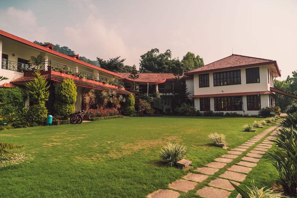 Amritara Ambatty Greens Resort Virajpet Buitenkant foto